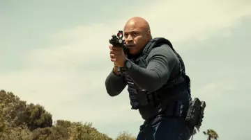 Atuendos del programa de televisión NCIS: Los Ángeles: Sam Hanna (LL Cool J) usa Tactical Round Watch en la temporada 14, episodio 6