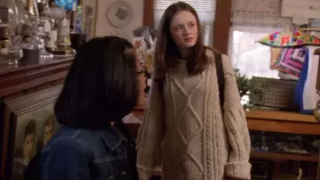 Atuendos del programa de televisión Gilmore Girls: Rory Gilmore (Alexis Bledel) usa un suéter de punto cable en el episodio 1 de la temporada 1