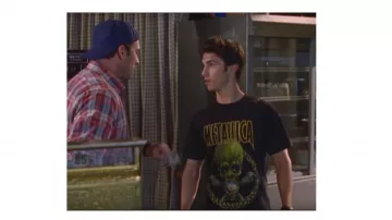 Serie de televisión Gilmore Girls: Jess Mariano (Milo Ventimiglia) lleva una camiseta de Metalica Band en el episodio 6 de la temporada 2
