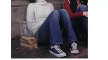 Rory Gilmore (Alexis Bledel) porte des baskets Converse bleu marine dans la saison 1 de la série télévisée Gilmore Girls