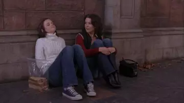 Rory Gilmore (Alexis Bledel) lleva unas zapatillas Converse azul marino en la temporada 1 de la serie de televisión Gilmore Girls