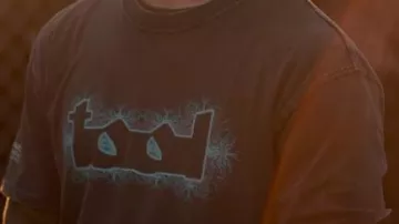 Los looks de la temporada 6 de Cobra Kai: Robby Keene (Tanner Buchanan) lleva un Tool T-shirt en episodio 1 de la serie