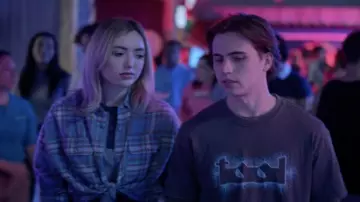 Los looks de la temporada 6 de Cobra Kai: Robby Keene (Tanner Buchanan) lleva un Tool T-shirt en episodio 1 de la serie