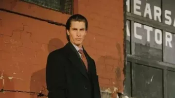 American Psycho Wardrobe : Christian Bale porte un trench-coat pour incarner Patrick Bateman dans le film