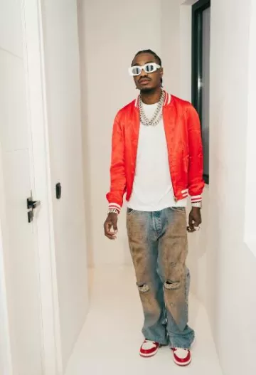 Chaqueta Louis Vuitton Red Back Logo Souvenir usada por Lil Tjay en la cuenta de Instagram @liltjay