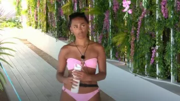 Miss Selfridge Crinkle Heart Trim Bandeau Bikini Top en rose porté par Jessica Spencer comme on le voit dans Love Island (S11E45)
