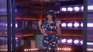 Top plissé à imprimé lucide Issey Miyake porté par Norah Jones, comme on le voit dans le spectacle Kelly Clarkson le 15 juillet 2024