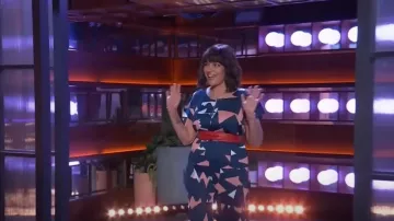 Pantalon plissé à imprimé lucide Issey Miyake porté par Norah Jones, comme on le voit dans le spectacle Kelly Clarkson le 15 juillet 2024