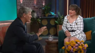 Mini vestido a medida con cuadros de autorretrato usado por Kelly Clarkson como se ve en The Kelly Clarkson Show el 16 de julio de 2024