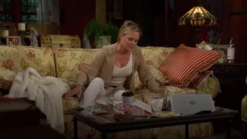 Espléndido suéter sin mangas de costilla a rayas usado por Sharon Newman (Sharon Case) como se ve en The Young and the Restless el 11 de julio de 2024