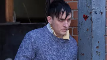 Atuendos de la serie de televisión de Gotham: Oswald Cobblepot (Robin Taylor) lleva un suéter de punto trenzado azul claro en el episodio 3 de la temporada 1