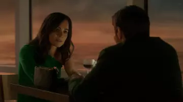 Atuendos de Dark Matter: Bolso de Amanda Lucas (Alice Braga) en la temporada 1, episodio 7