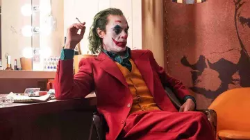 Jok­er: Folie à Deux - outfits: Joaquin Phoenix is wearing Red Suit to portray Arthur Fleck in the movie