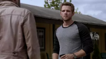 Atuendos de la serie de televisión Bates Motel: Dylan Massett (Max Thieriot) lleva un reloj cronógrafo con correas de cuero y botón naranja en el episodio 3 de la temporada 2