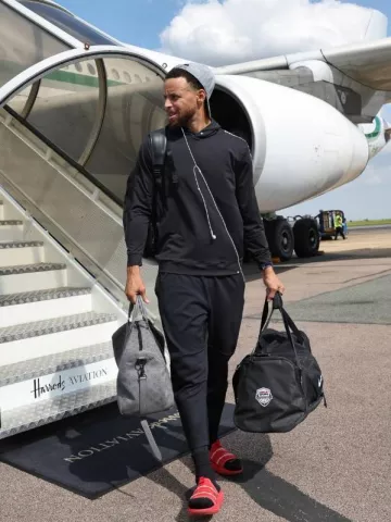 Under Armour Black Shoulder Logo UA Playoff Hoodie worn by Stephen Curry on the Instagram account @nbafashionfits