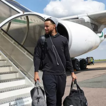 Under Armour x Steph Curry Grey Snapback Hat worn by Stephen Curry on the Instagram account @nbafashionfits