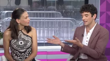 Camiseta sin mangas de seda estampada Nili Lotan Audrey en pañuelo negro marfil usada por Sutton Foster como se ve en Today el 22 de julio de 2024