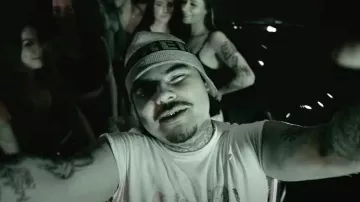 Gorro de oreja con rayas con logotipo gris supremo usado por That Mexican OT in That Mexican OT - Cowboy In A Escalade (feat. Trapboy Freddy) (Video musical oficial)