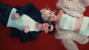 Givenchy Blouson de course en cuir froissé noir porté par Peso Pluma dans TOMMY & PAMELA (Vidéo Officielle) - Peso Pluma, Kenia Os