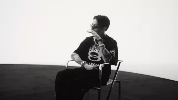 Camiseta Balenciaga Black Mesh Burning Flame Unity usada por Peso Pluma en TOMMY & PAMELA (Video Oficial) - Peso Pluma, Kenia Os