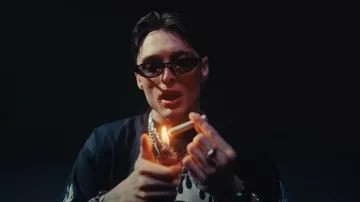 Gafas de sol Balenciaga Black & Orange Small Neo Round usadas por Peso Pluma en TOMMY & PAMELA (Video Oficial) - Peso Pluma, Kenia Os