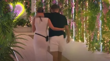 Jolie petite chose blanche Burnout Mesh Twist Detail Cut Out Maxi Dress portée par Matilda Draper comme on le voit dans Love Island (S11E47)
