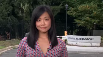 Diane von Furstenberg Abigail Robe portefeuille imprimée portée par Weijia Jiang telle que vue dans CBS Evening News le 22 juillet 2024