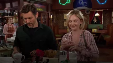 Camisa a cuadros de Paige Mya en Rosette Steel Grey usada por Lucy Romalotti (Lily Brooks O'Briant) como se vio en The Young and the Restless el 17 de julio de 2024