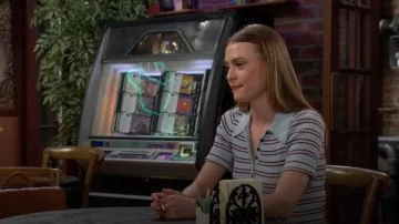 Suéter de polo A.L.C. Sydney usado por Claire Grace (Hayley Erin) como se ve en The Young and the Restless el 17 de julio de 2024