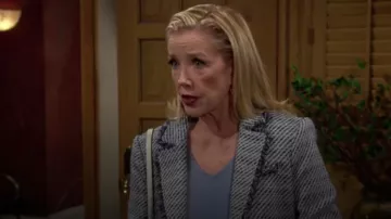 Cinq a Sept Noemi Boucle Chloe Blazer usado por Nikki Reed Newman (Melody Thomas Scott) como se ve en The Young and the Restless el 18 de julio de 2024