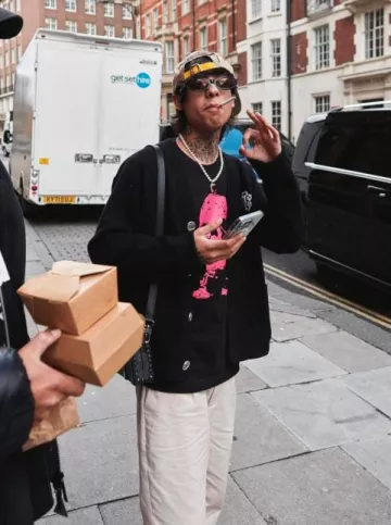 Cárdigan de daga floral negra Chrome Hearts usado por Natanael Cano en la cuenta de Instagram @natanael_cano