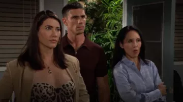 Chemise boutonnée à imprimé halogène portée par Li Finnegan (Naomi Matsuda) comme on le voit dans The Bold and the Beautiful le 17 juillet 2024