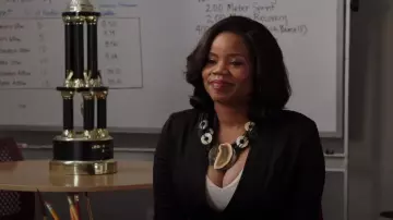 Donna Karan Pati Peplum Blazer porté par Amara Patterson (Kelly Jenrette) comme on le voit dans All American : Homecoming (S03E03)