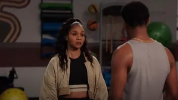 Camiseta sin mangas Helmut Lang Rib Crop usada por Simone Hicks (Geffri Maya Hightower) como se ve en All American: Homecoming (S03E03)