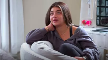 Collier Dior Petit CD porté par Gia Giudice comme on le voit dans The Real Housewives of New Jersey (S14E11)