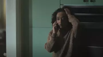 Otoño Cachemira de cuello alto de cachemira de gran tamaño usado por Barbara Sabich (Ruth Negga) como se ve en Presunto inocente (S01E07)