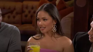 Parravi Jewelry Pearl Picasso Boucles d’oreilles portées par Jenn Tran comme on le voit dans The Bachelorette (S21E03)