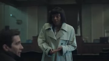 Trench-coat croisé Theory en coton mélangé porté par le juge Lyttle (Noma Dumezweni) tel qu’on le voit dans Présumé innocent (S01E08)