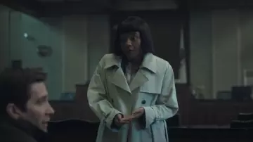 Trench-coat croisé Theory en coton mélangé porté par le juge Lyttle (Noma Dumezweni) tel qu’on le voit dans Présumé innocent (S01E08)