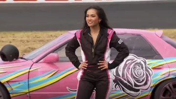 Racechick Fierce Womens Auto Racing Suit en noir et rose porté par Jenn Tran comme on le voit dans The Bachelorette (S21E03)