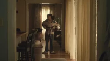 Pantoufles Ugg Scuffette II portées par Barbara Sabich (Ruth Negga) comme on le voit dans Présumé innocent (S01E08)