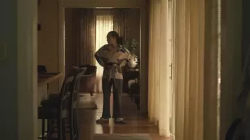 Zapatillas Ugg Scuffette II usadas por Barbara Sabich (Ruth Negga) como se ve en Presunto inocente (S01E08)