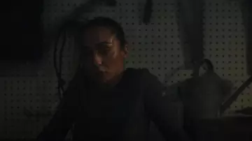 Camiseta de manga larga Alo Yoga Alosoft Finesse usada por Barbara Sabich (Ruth Negga) como se ve en Presunto inocente (T01E08)