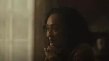 Suéter de punto de cachemira de otoño usado por Barbara Sabich (Ruth Negga) como se ve en Presunto inocente (T01E08)