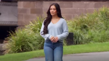 Cachemire nu Lucia Fisherman Pull court en cachemire à col en V porté par Jenn Tran comme on le voit dans The Bachelorette (S21E03)