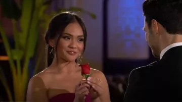 Lisa Nik Jewelry Bague en or rose 18 carats taille émeraude rubellite avec diamants portée par Jenn Tran comme on le voit dans The Bachelorette (S21E03)
