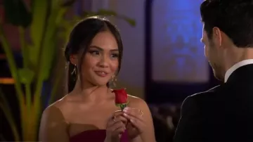 Charles & Colvard Solo Teardrop Ouro Statement Ring porté par Jenn Tran comme on le voit dans The Bachelorette (S21E03)