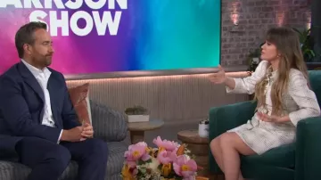 Minivestido a cuadros de Generation Love June Tweed usado por Kelly Clarkson como se vio en The Kelly Clarkson Show el 23 de julio de 2024