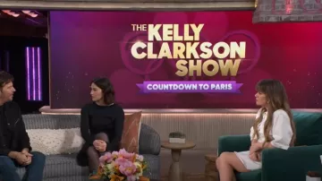 Mini vestido camisero de mezclilla Petal & Pup Rev usado por Kelly Clarkson como se ve en The Kelly Clarkson Show el 23 de julio de 2024