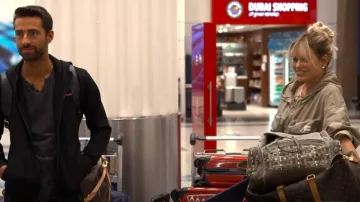 Veste déperlante à logo Miu Miu appliquée portée par Caroline Stanbury vue dans The Real Housewives of Dubai (S02E08)